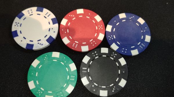 ポーカーチップとは、カジノゲームで使用されるものです